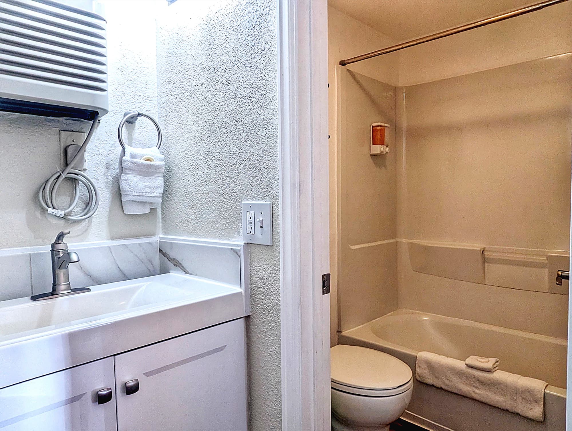 Queen Room private en-suite bathroom